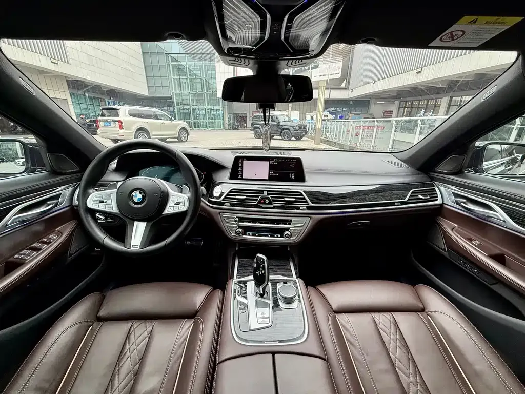BMW 7 Series — фото 9