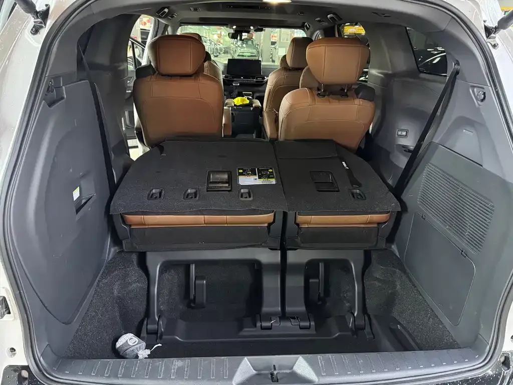 Toyota Sienna — фото 10