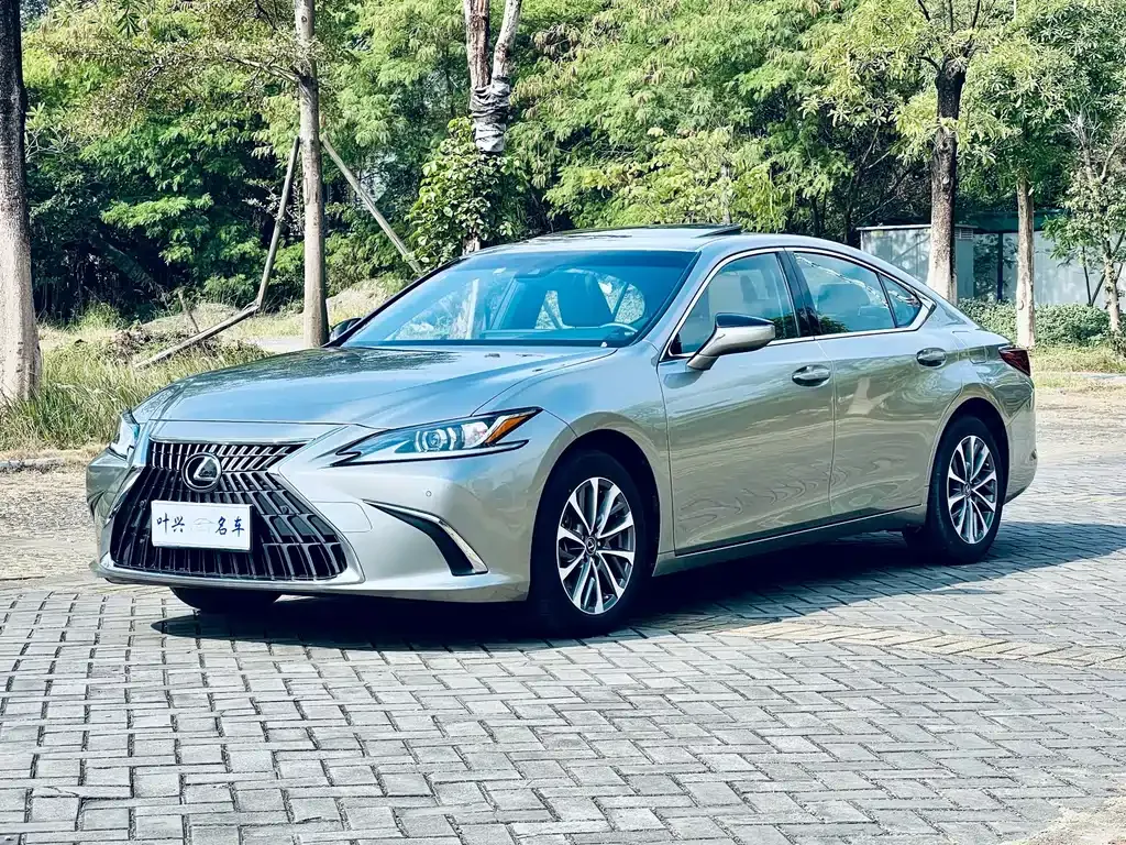 Lexus ES — фото 1