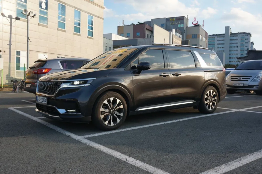 Kia Carnival — фото 10