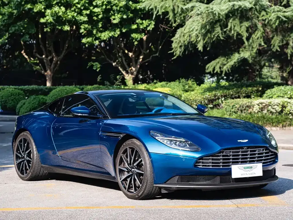 Aston Martin DB11 — фото 8