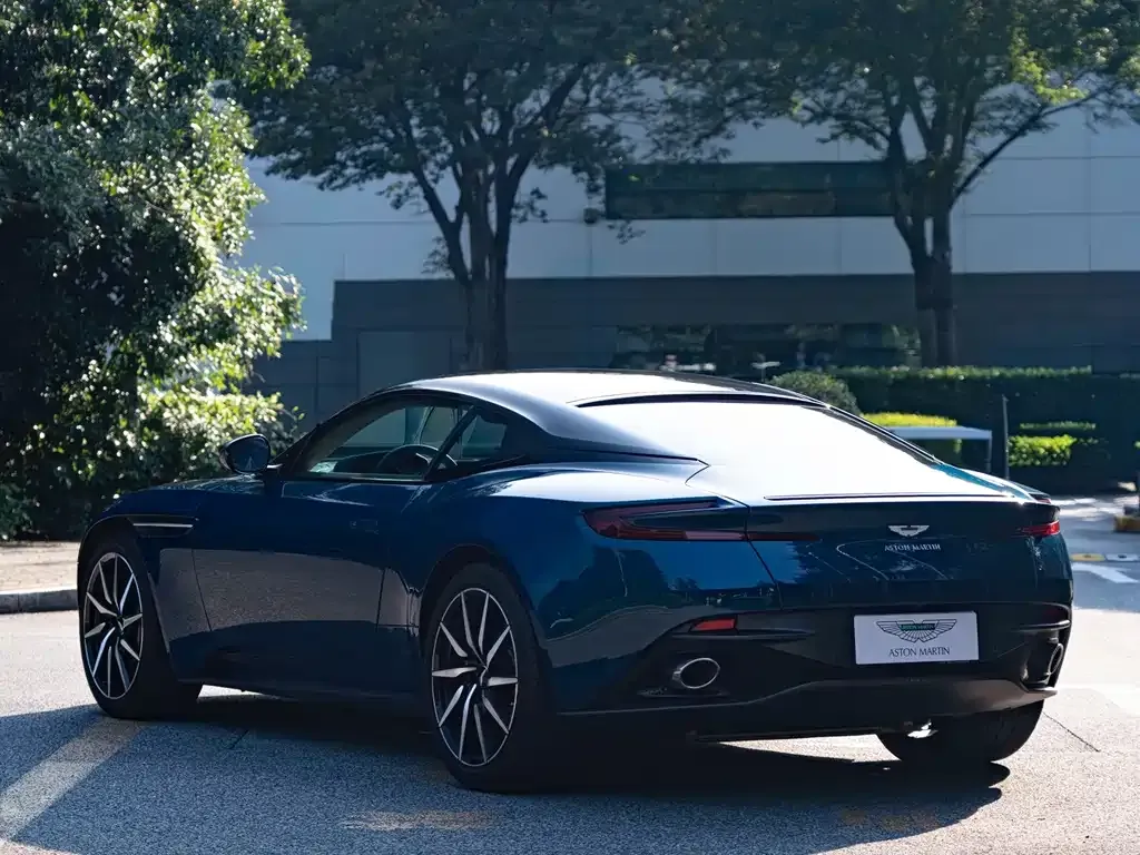 Aston Martin DB11 — фото 6