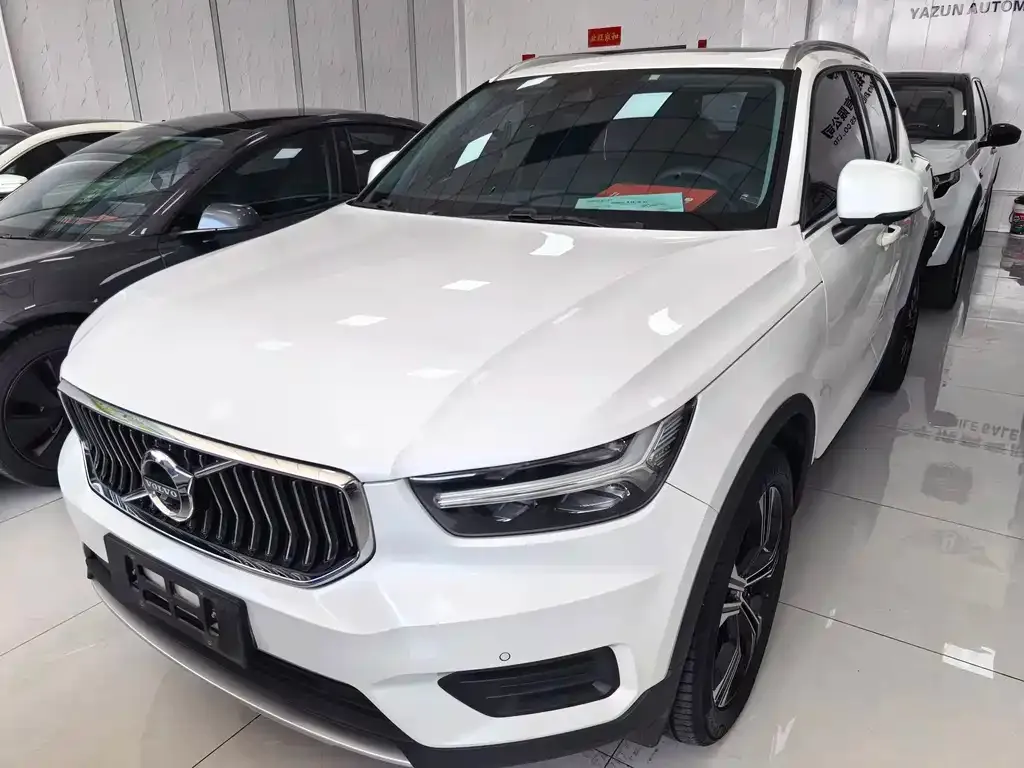 Volvo XC40 — фото 1