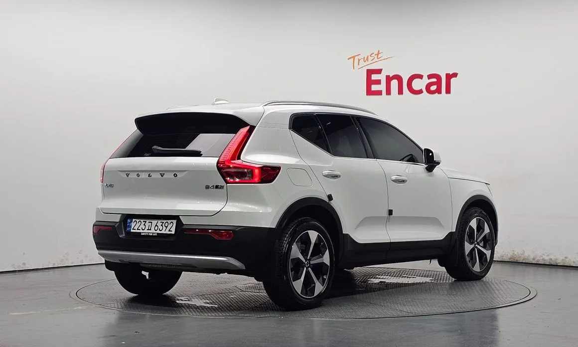 Volvo XC40 — фото 8