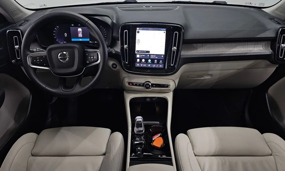Volvo XC40 — фото 10