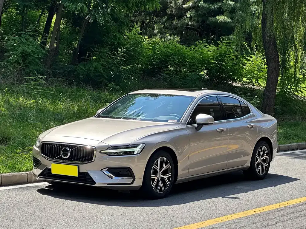 Volvo S60 — фото 1