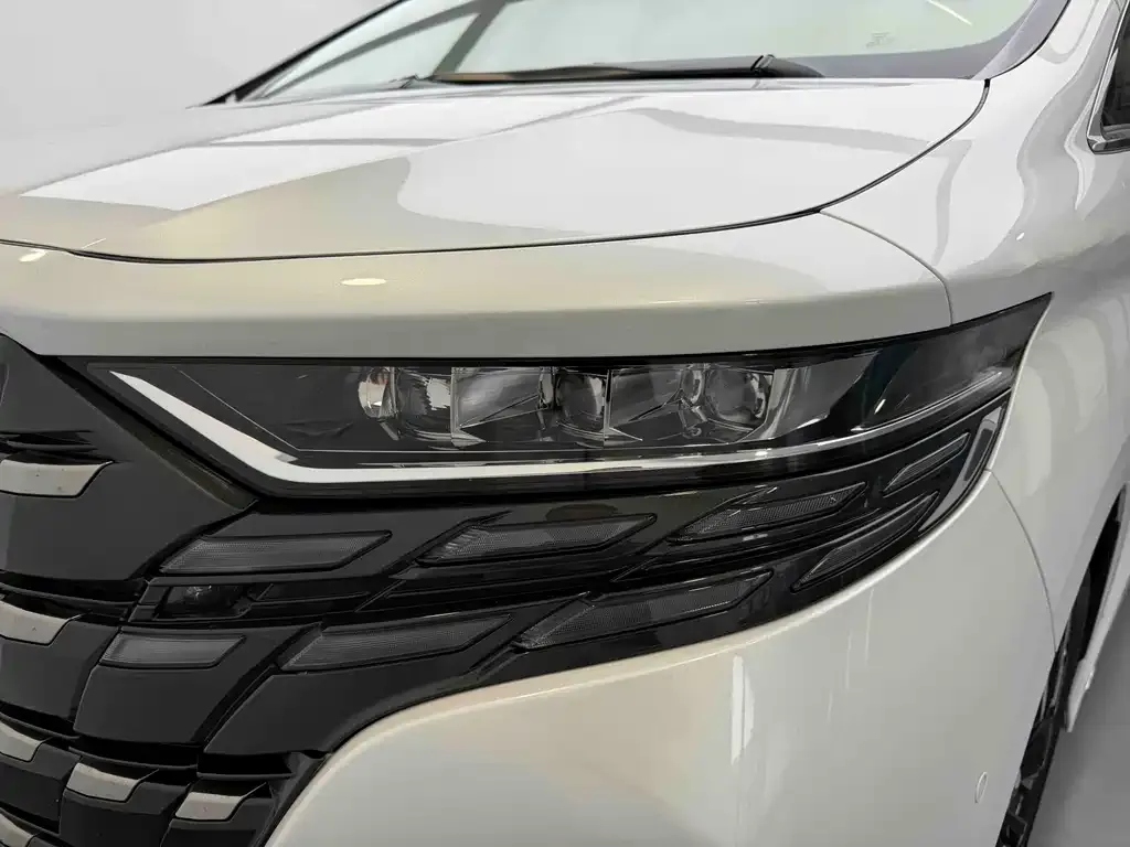 Toyota Alphard — фото 9