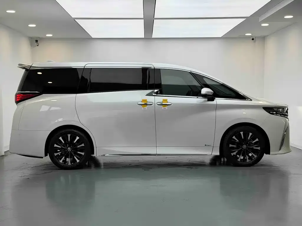 Toyota Alphard — фото 5