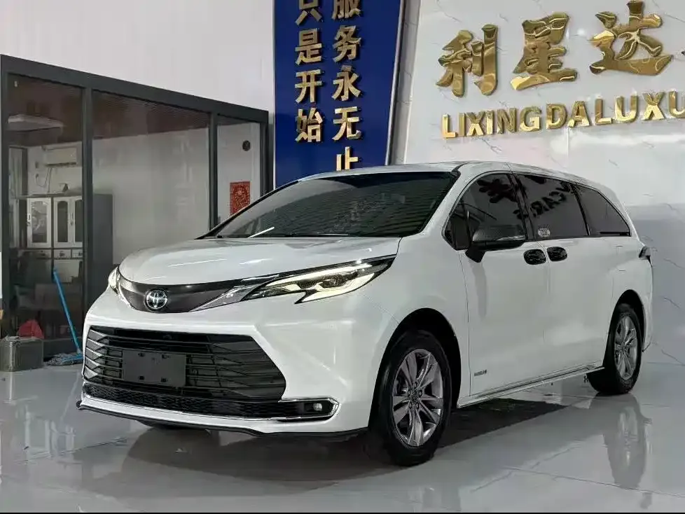 Toyota Sienna — фото 1