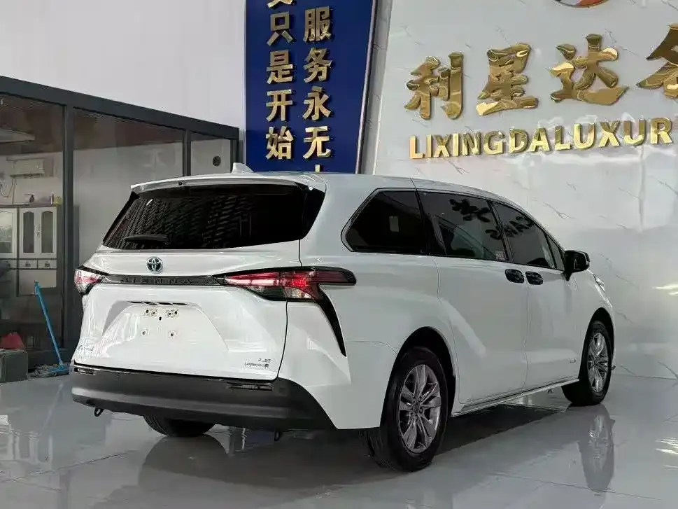 Toyota Sienna — фото 7