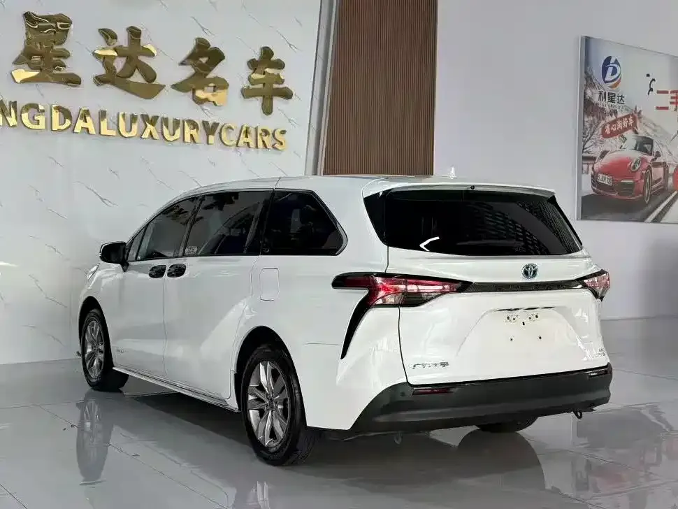 Toyota Sienna — фото 2