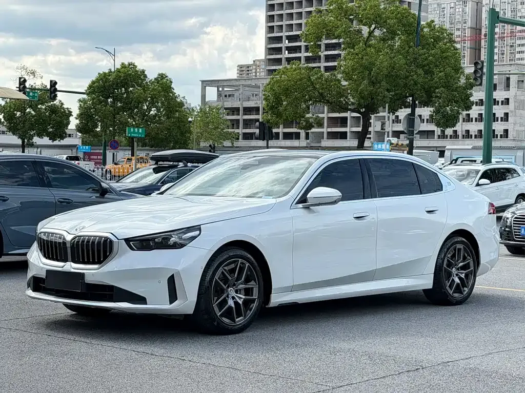 BMW 5 Series — фото 1