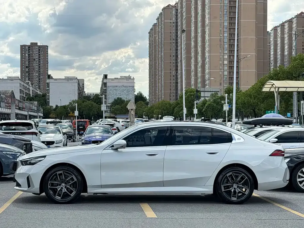 BMW 5 Series — фото 10
