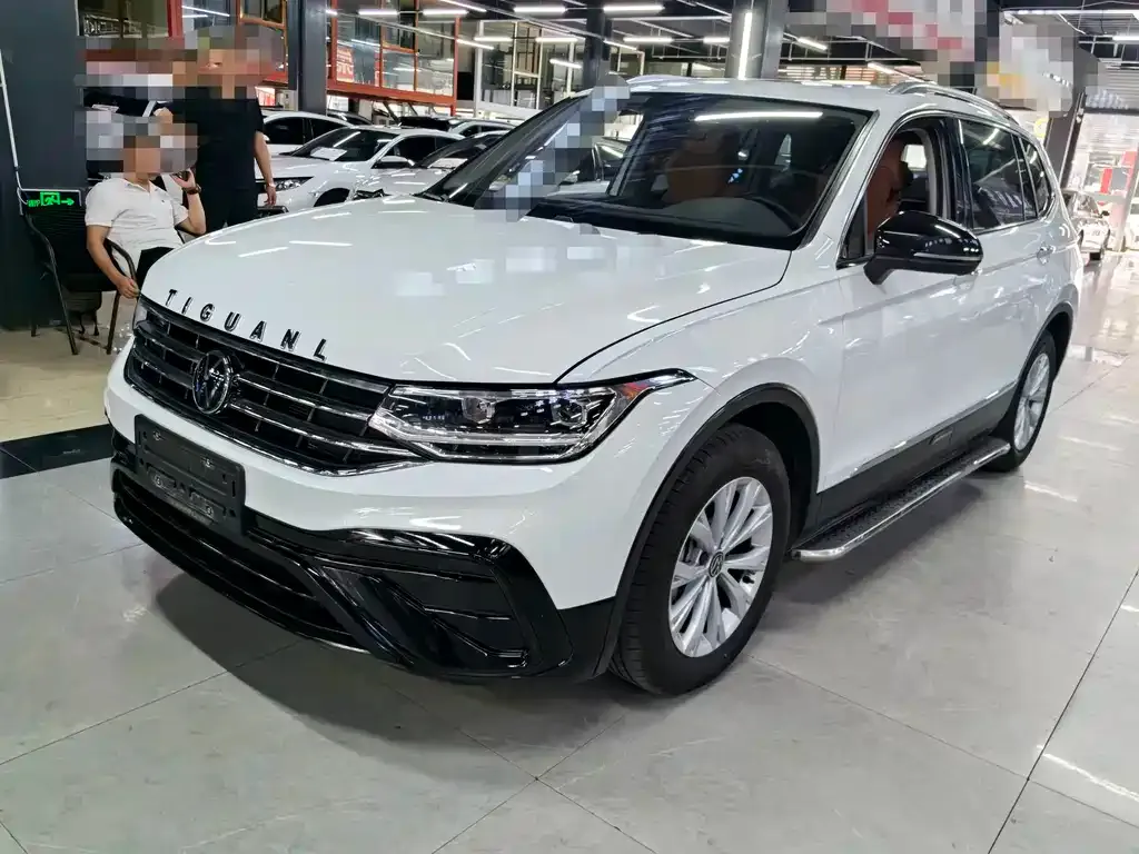 Volkswagen Tiguan L — фото 1