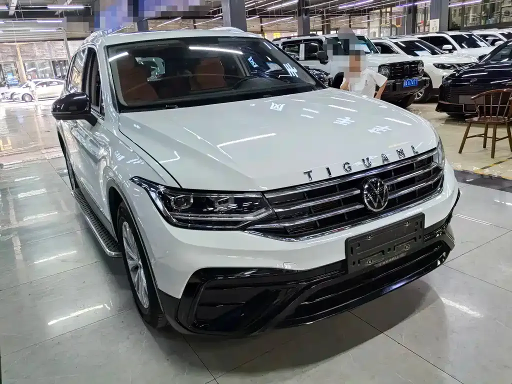 Volkswagen Tiguan L — фото 8