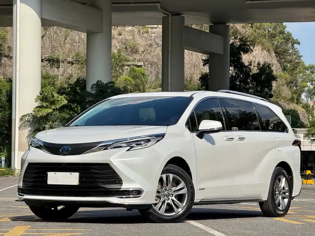 Toyota Sienna — фото 1