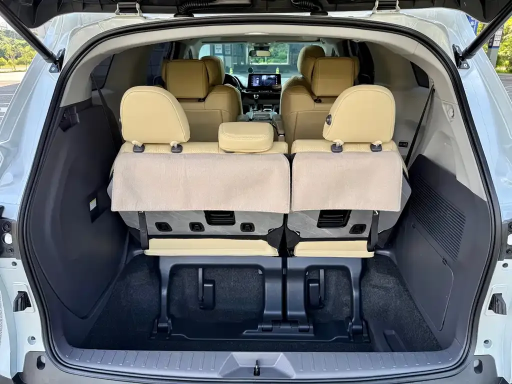 Toyota Sienna — фото 4