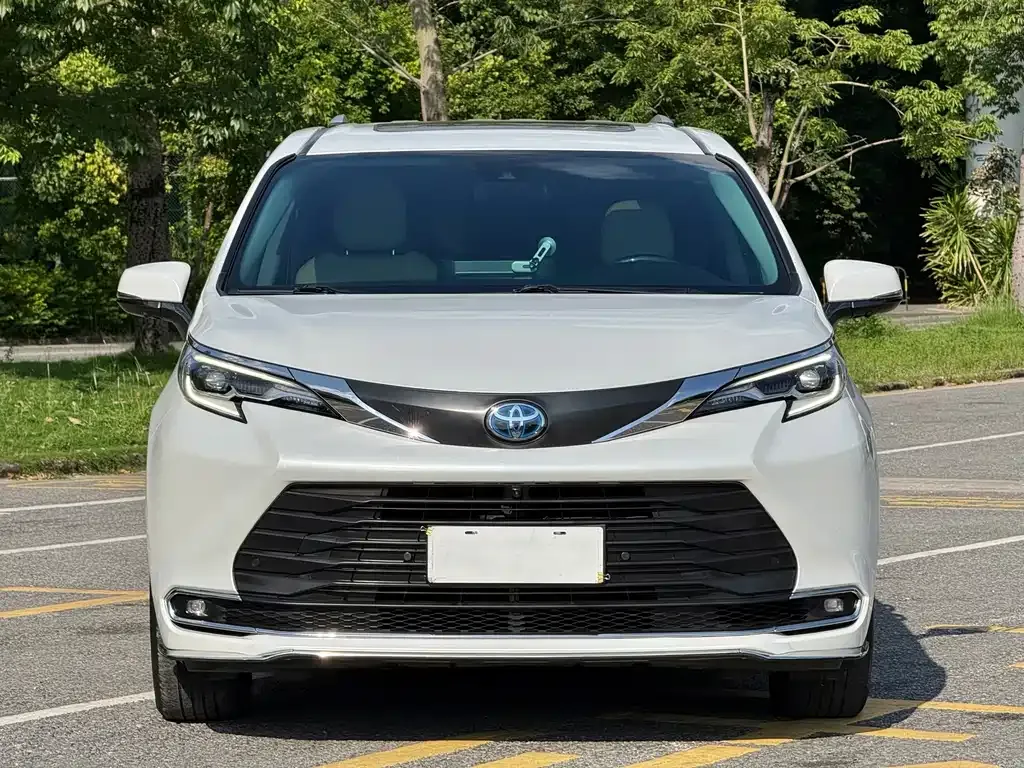 Toyota Sienna — фото 3