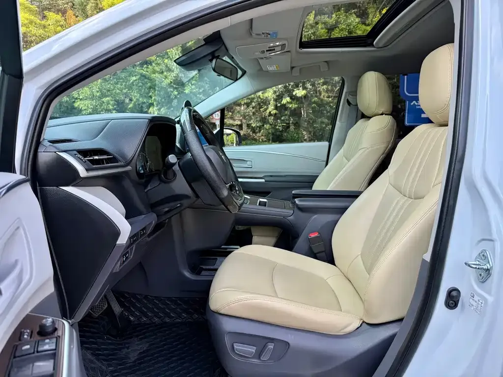 Toyota Sienna — фото 7