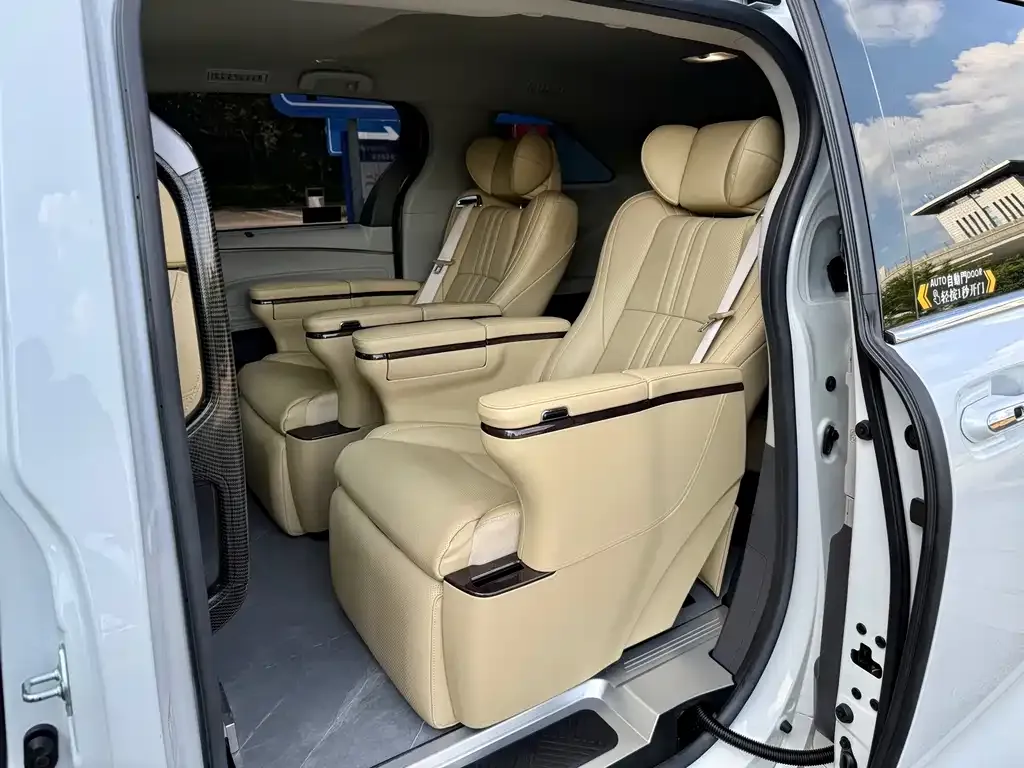Toyota Sienna — фото 9