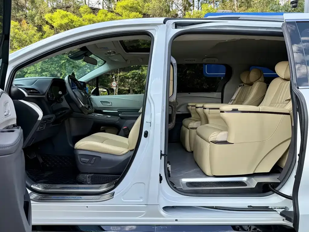Toyota Sienna — фото 5