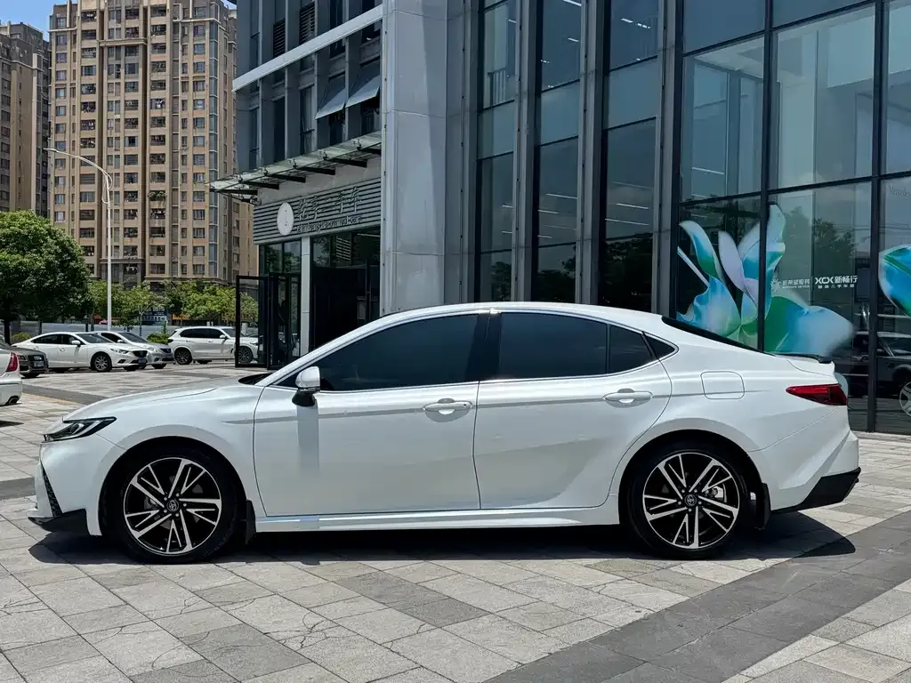 Toyota Camry — фото 5