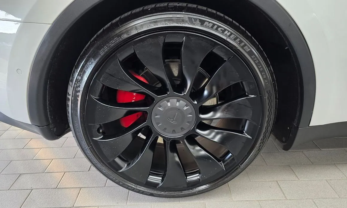 Tesla Model Y — фото 10