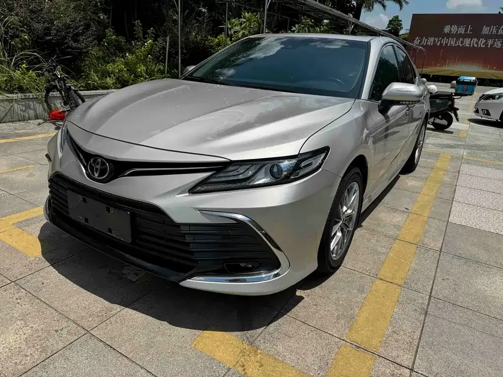 Toyota Camry — фото 1