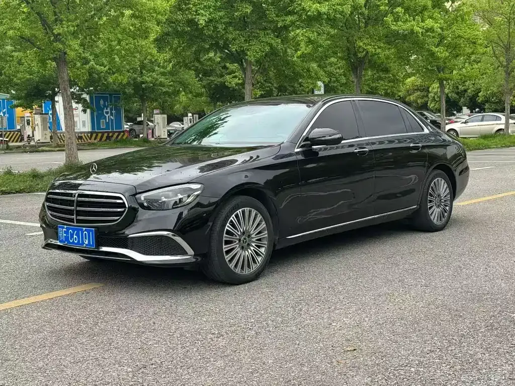 Mercedes-Benz E-Class — фото 1