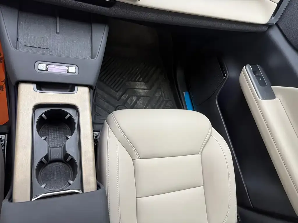 Volvo XC70 Plug-in Hybrid — фото 8