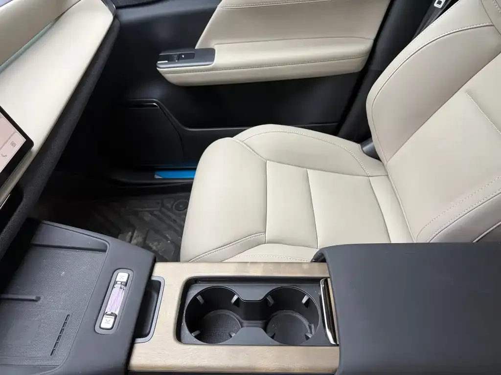Volvo XC70 Plug-in Hybrid — фото 10