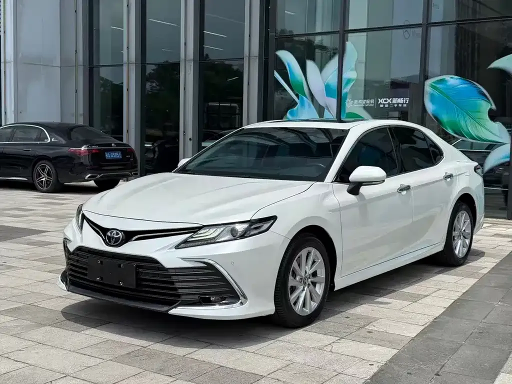 Toyota Camry — фото 1