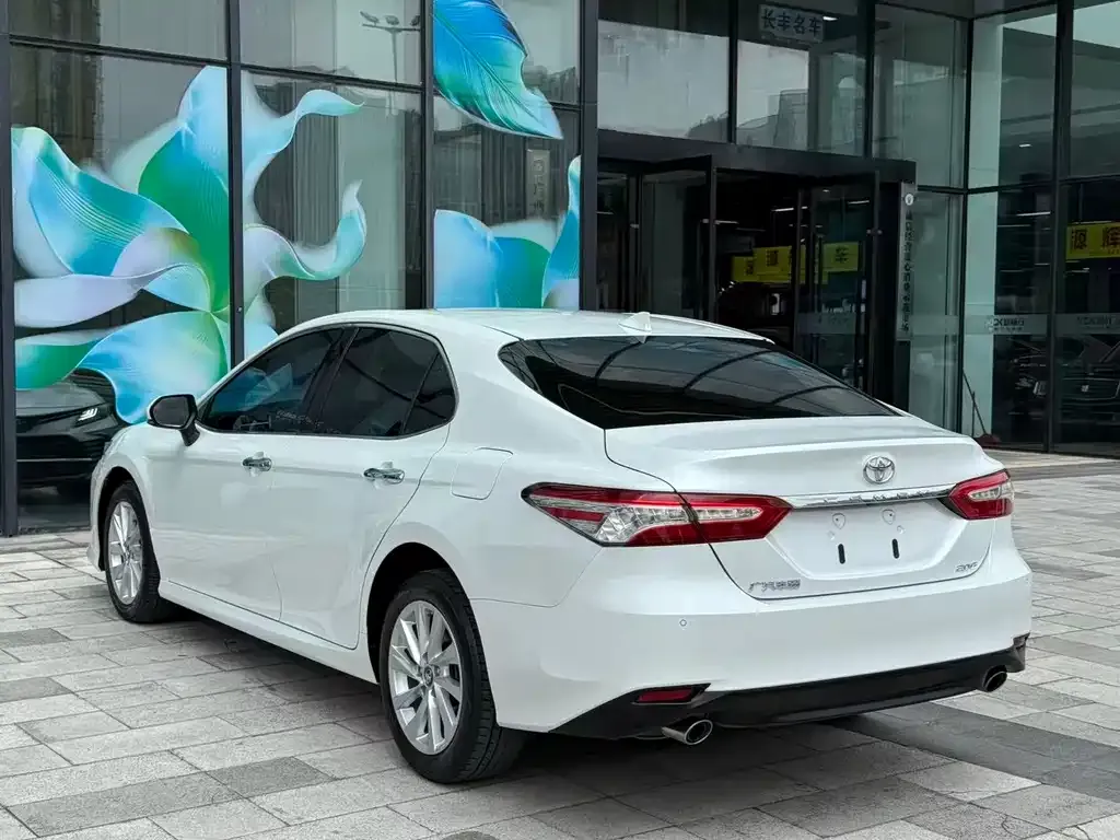 Toyota Camry — фото 8