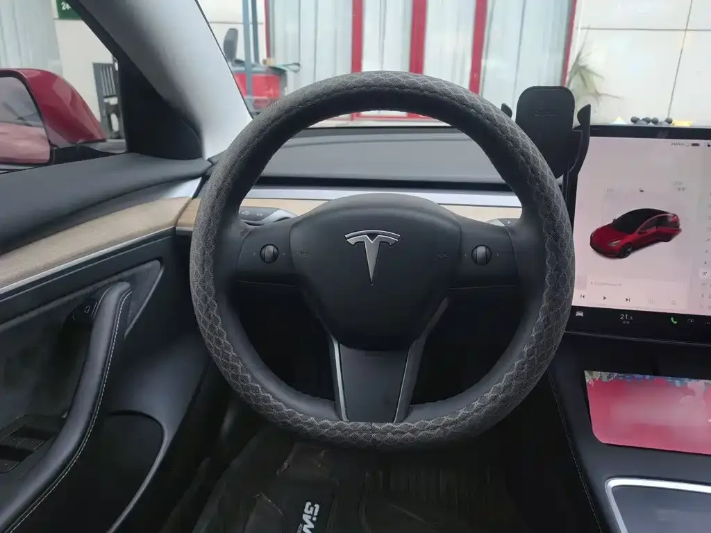 Tesla Model 3 — фото 9