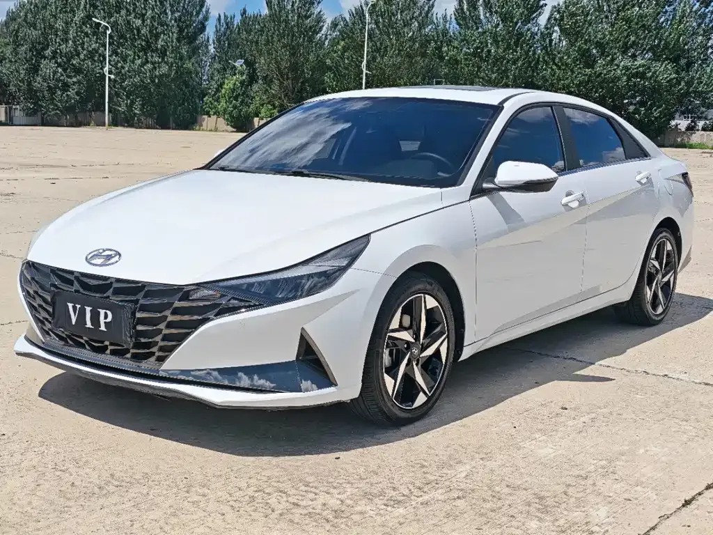 Hyundai Elantra — фото 1