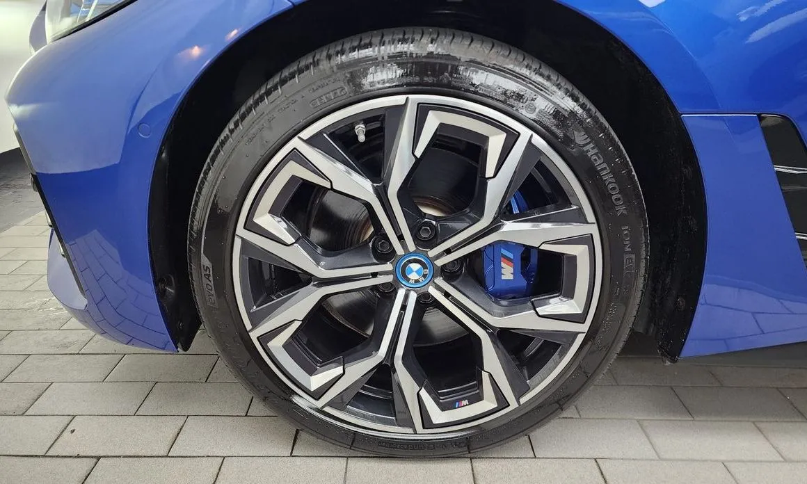 BMW i4 — фото 10