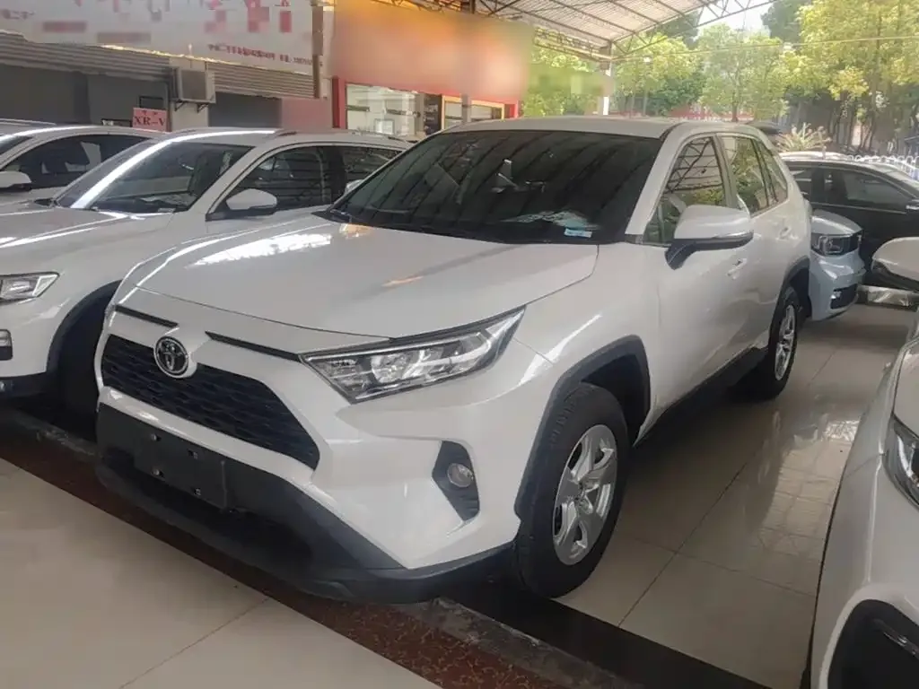 Toyota RAV4 — фото 1