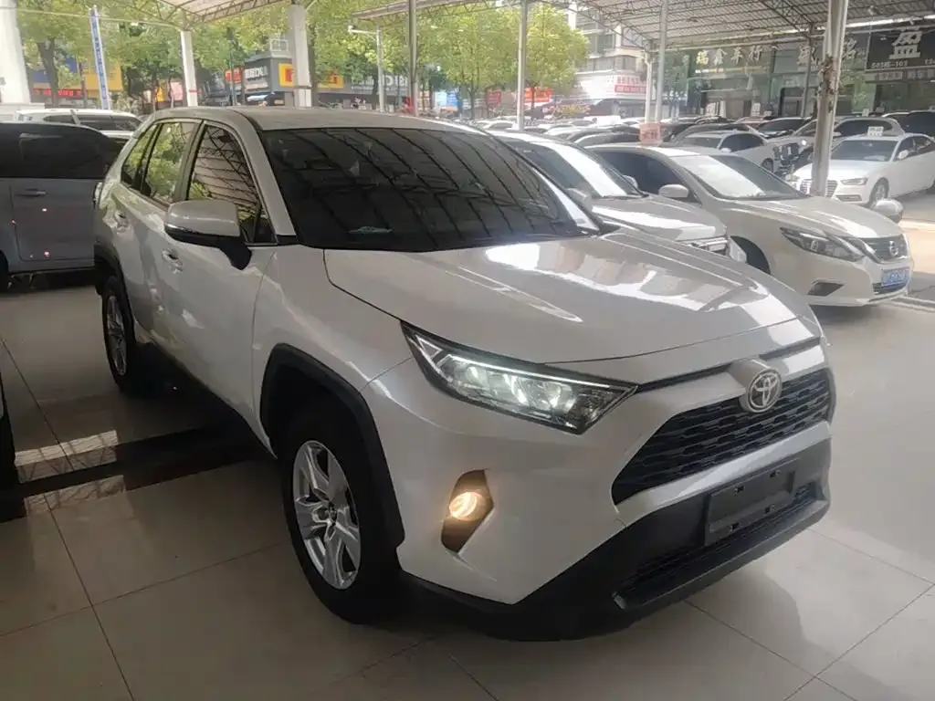 Toyota RAV4 — фото 8