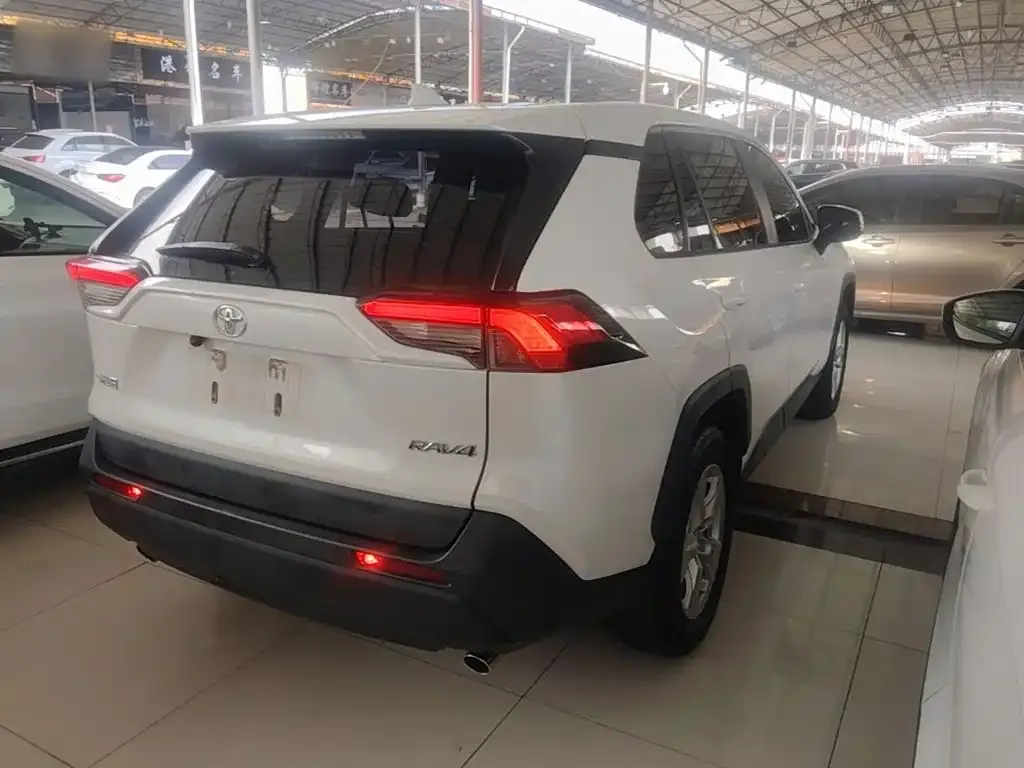 Toyota RAV4 — фото 10