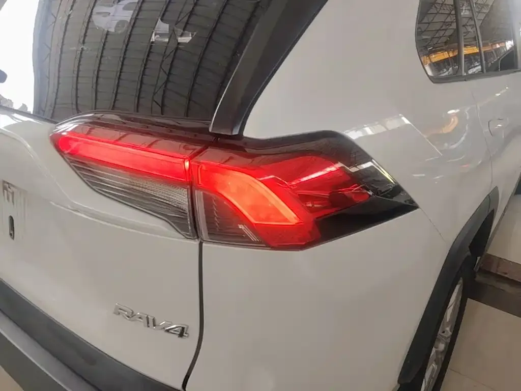 Toyota RAV4 — фото 6