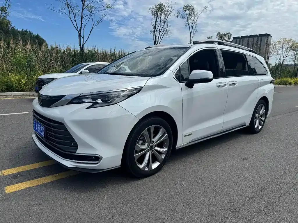 Toyota Sienna — фото 1