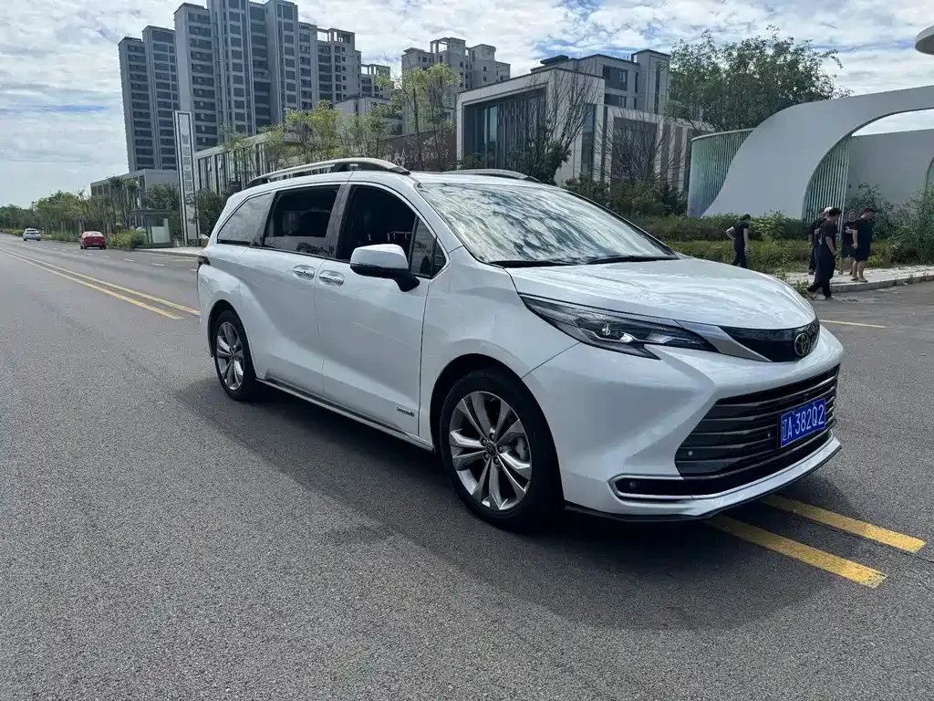 Toyota Sienna — фото 8
