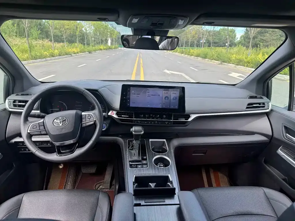 Toyota Sienna — фото 2