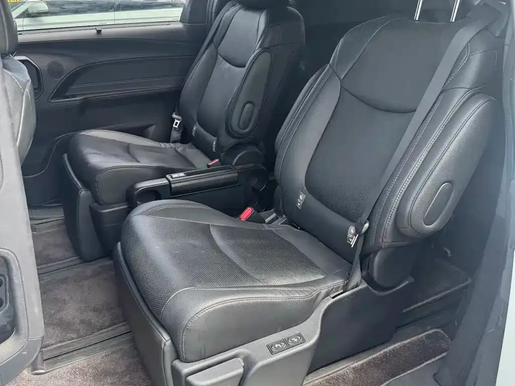 Toyota Sienna — фото 3