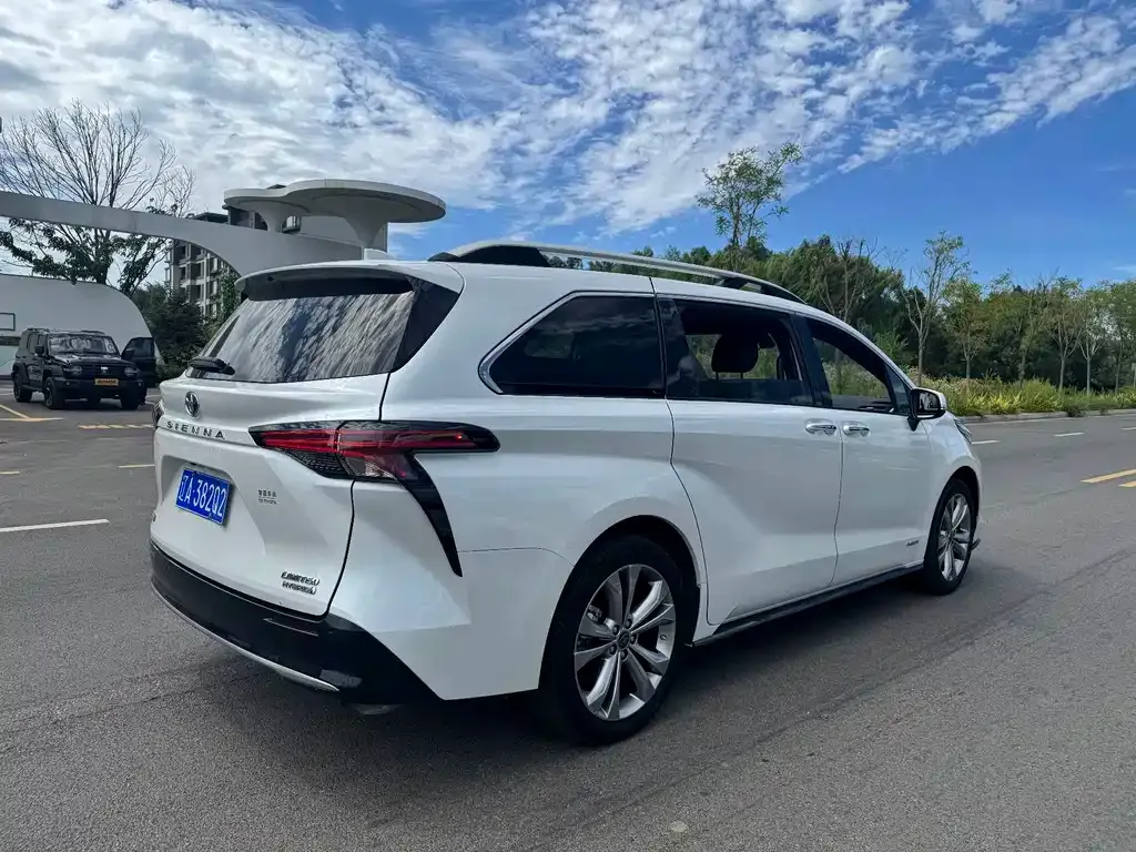 Toyota Sienna — фото 4