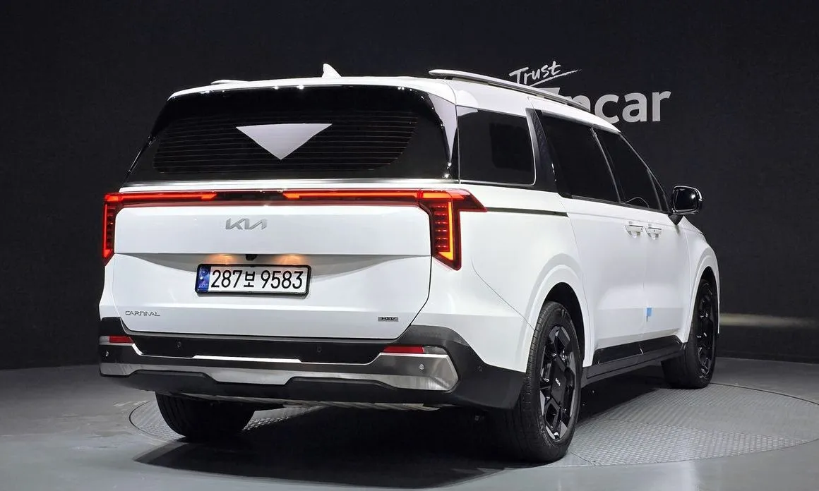 Kia Carnival — фото 10