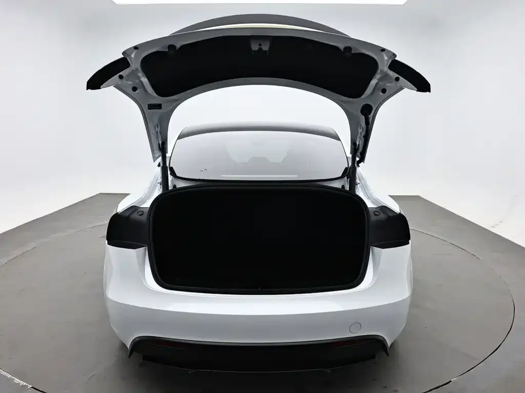 Tesla Model 3 — фото 9
