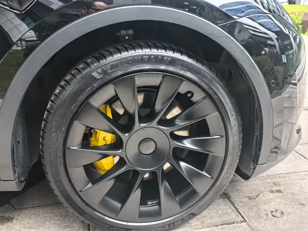 Tesla Model Y — фото 9