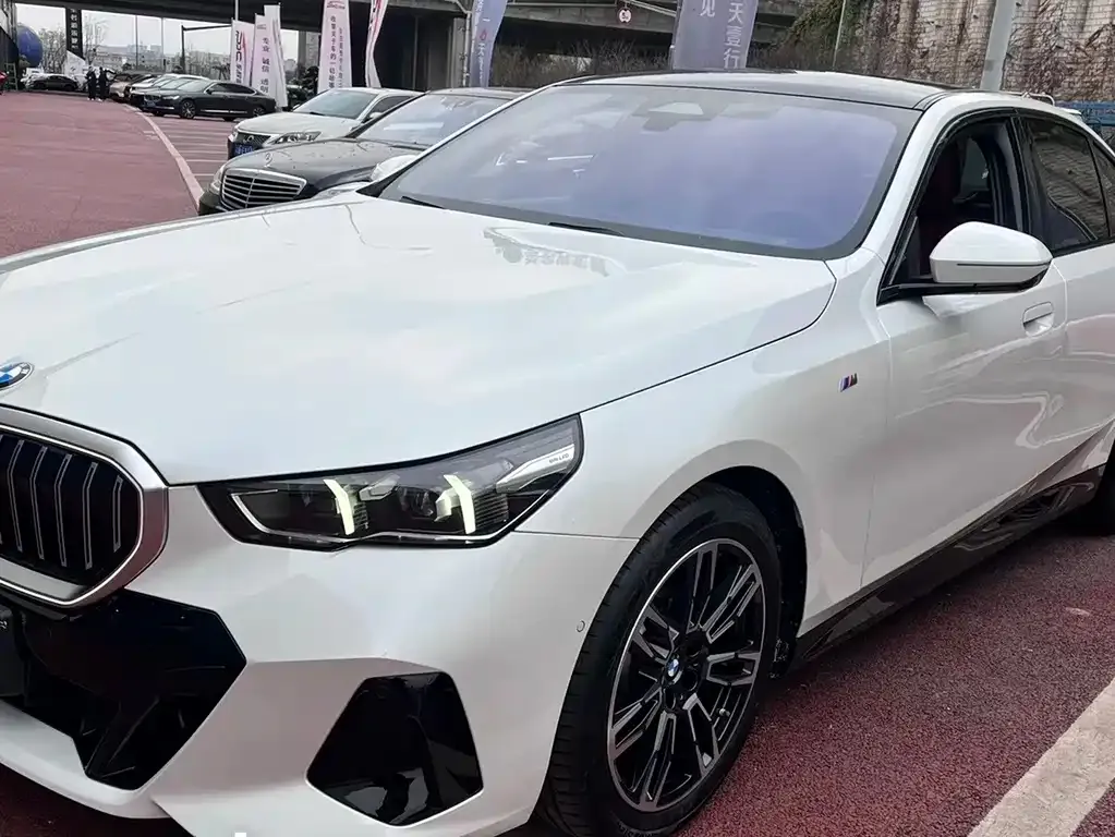 BMW 5 Series — фото 1