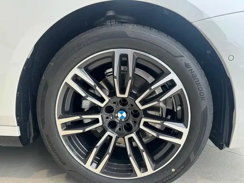 BMW 5 Series — фото 2